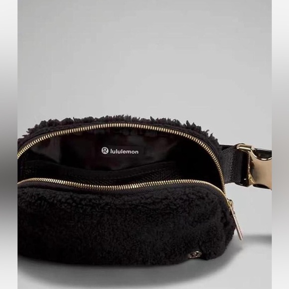 Lululemon Everywhere Fleece Belt Bag Black - Picture 2 of 2